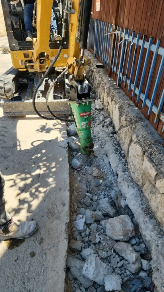 הנחת קו מים ראשי - ביצוע הנחת קו מים ראשי לרחוב בתאגיד מים