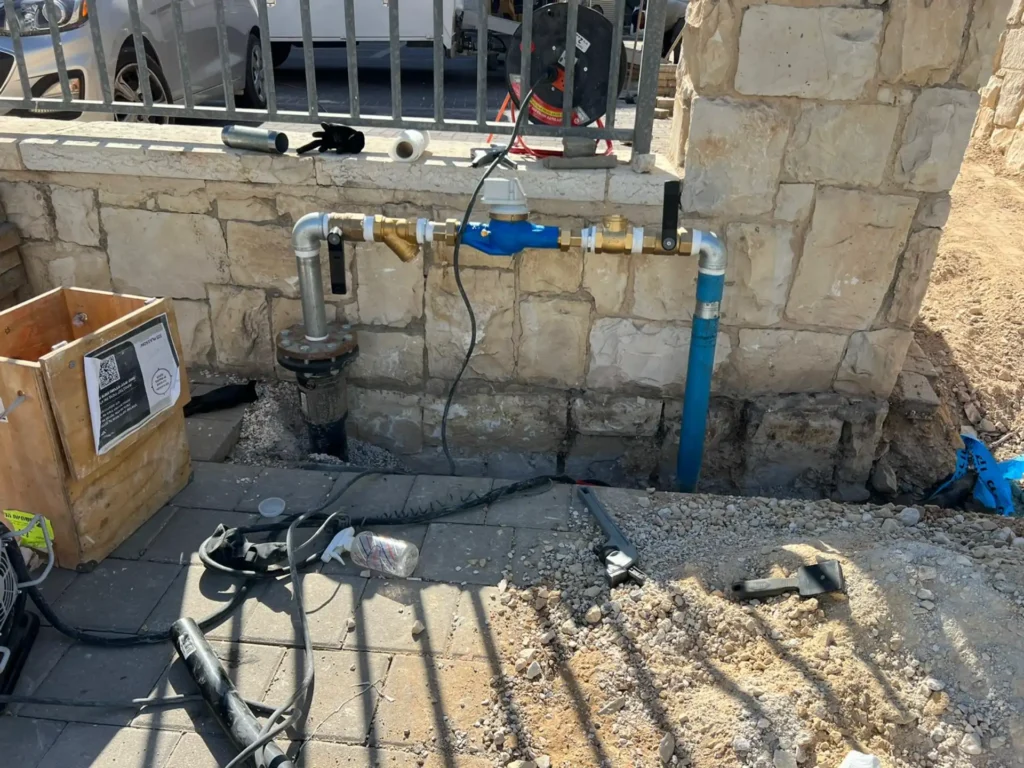 ביצוע הנחת קו מים וחיבור תושבים לצרכנות מים